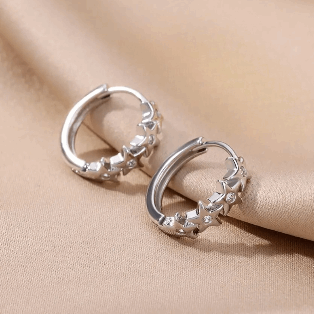 Srebrne kolczyki koła z gwiazdkami — modne hoop earrings z cyrkoniami