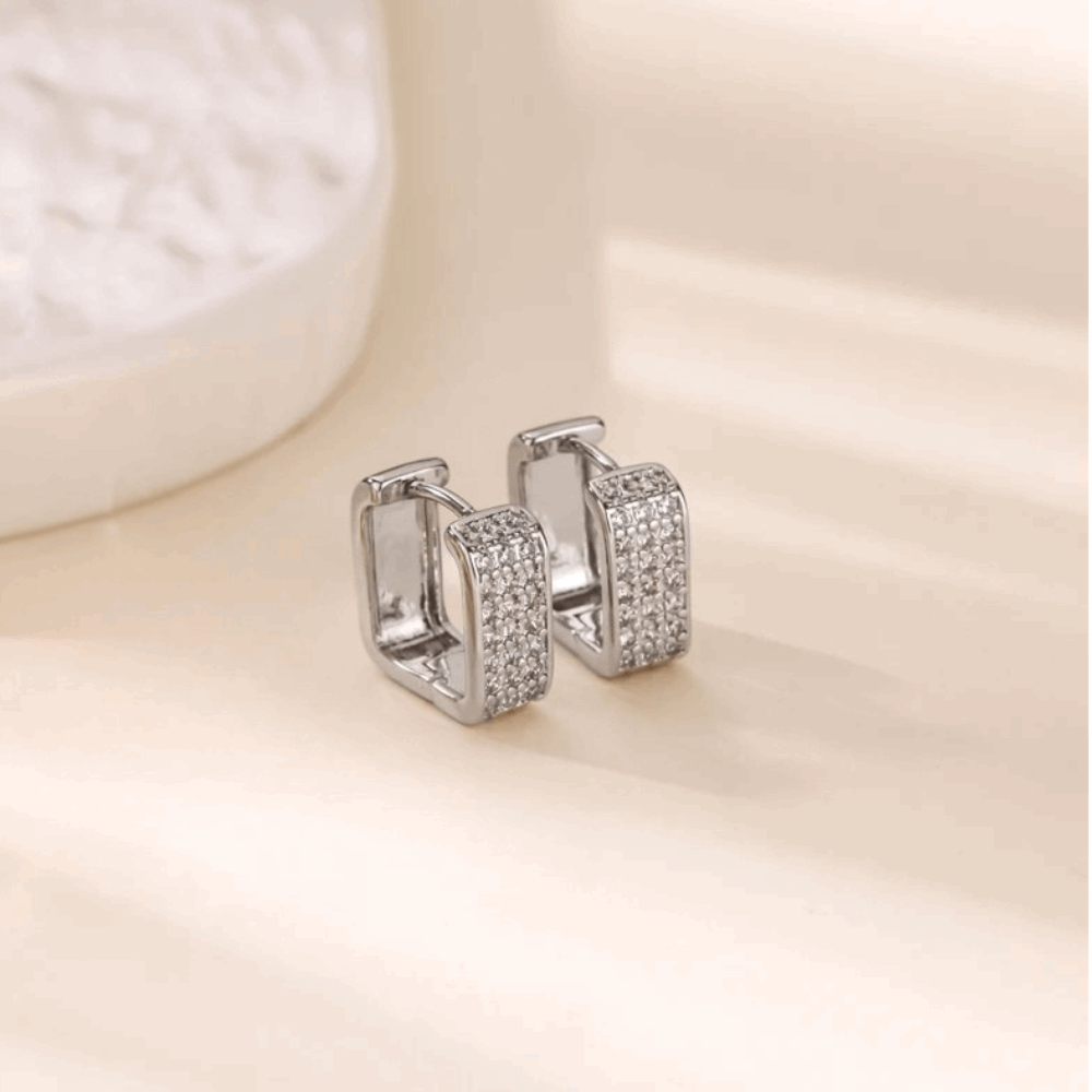Srebrne kolczyki huggie z kwadratowym frontem — eleganckie, cyrkoniowe, stal nierdzewna (Kopia)