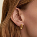 Złote kolczyki sztyfty spiralne, geometryczne i klasyczne