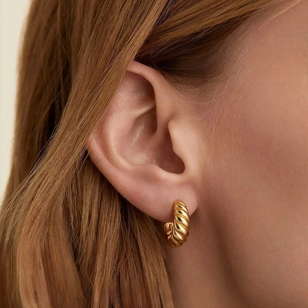 Złote kolczyki sztyfty spiralne, geometryczne i klasyczne