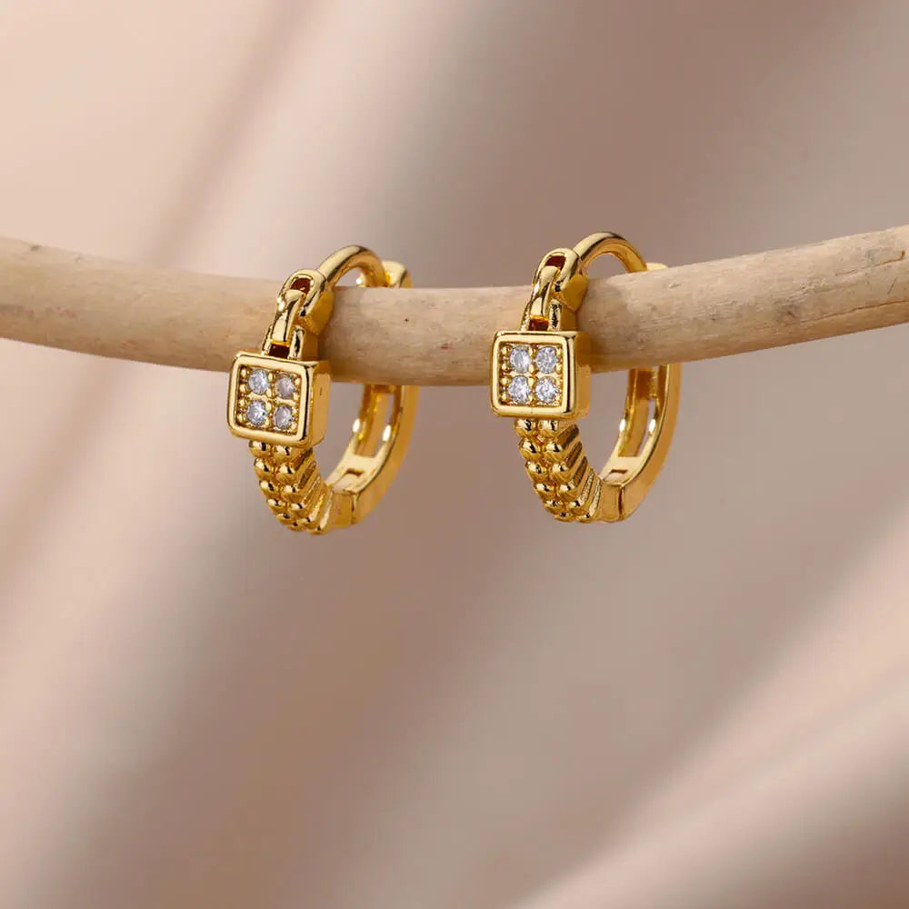 Złote kolczyki koła z kwadratową zawieszką