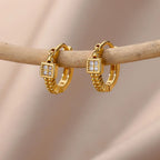 Złote kolczyki koła z kwadratową zawieszką