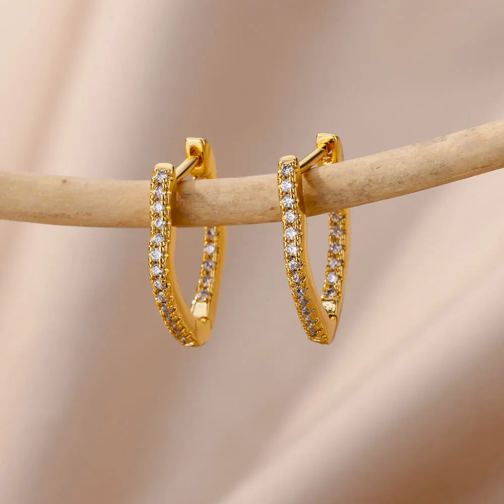 Złote kolczyki sztyfty z cyrkoniami — geometryczne i eleganckie