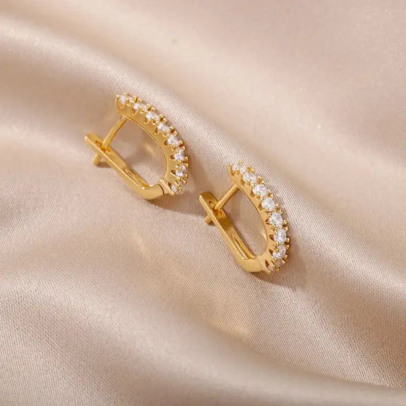 Złote kolczyki sztyfty z cyrkoniami — geometryczne, eleganckie, screw-back