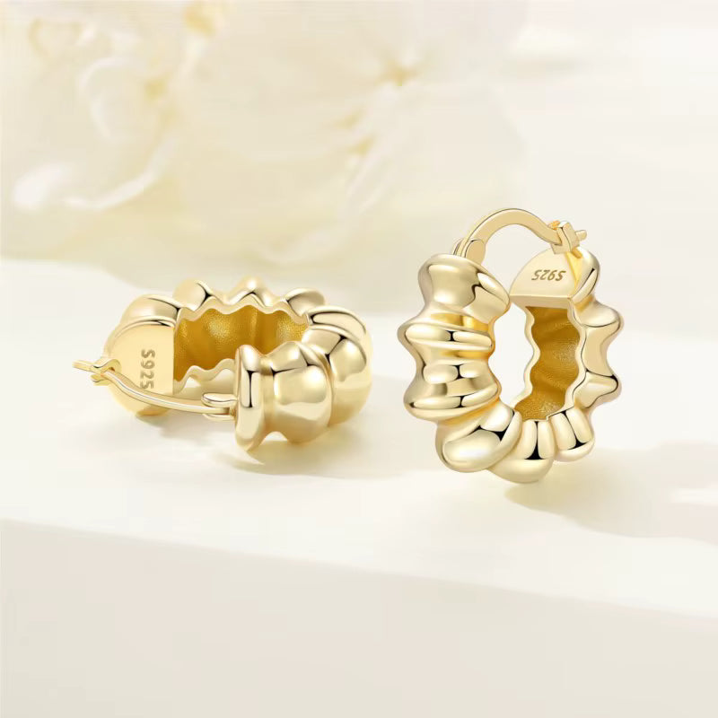 Kolczyki koła pozłacane – falowane rzeźbione koła