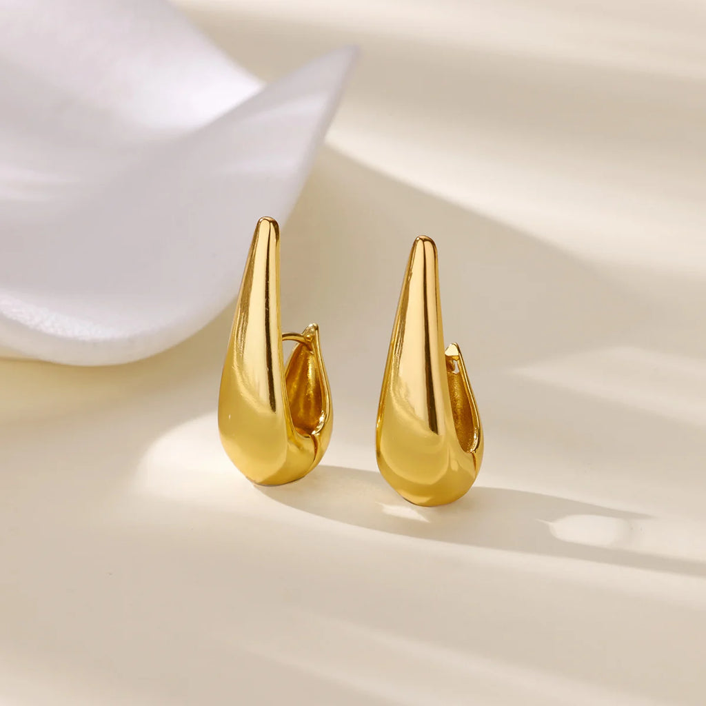 Złote kolczyki hoop — geometryczne, smukłe i elegancke