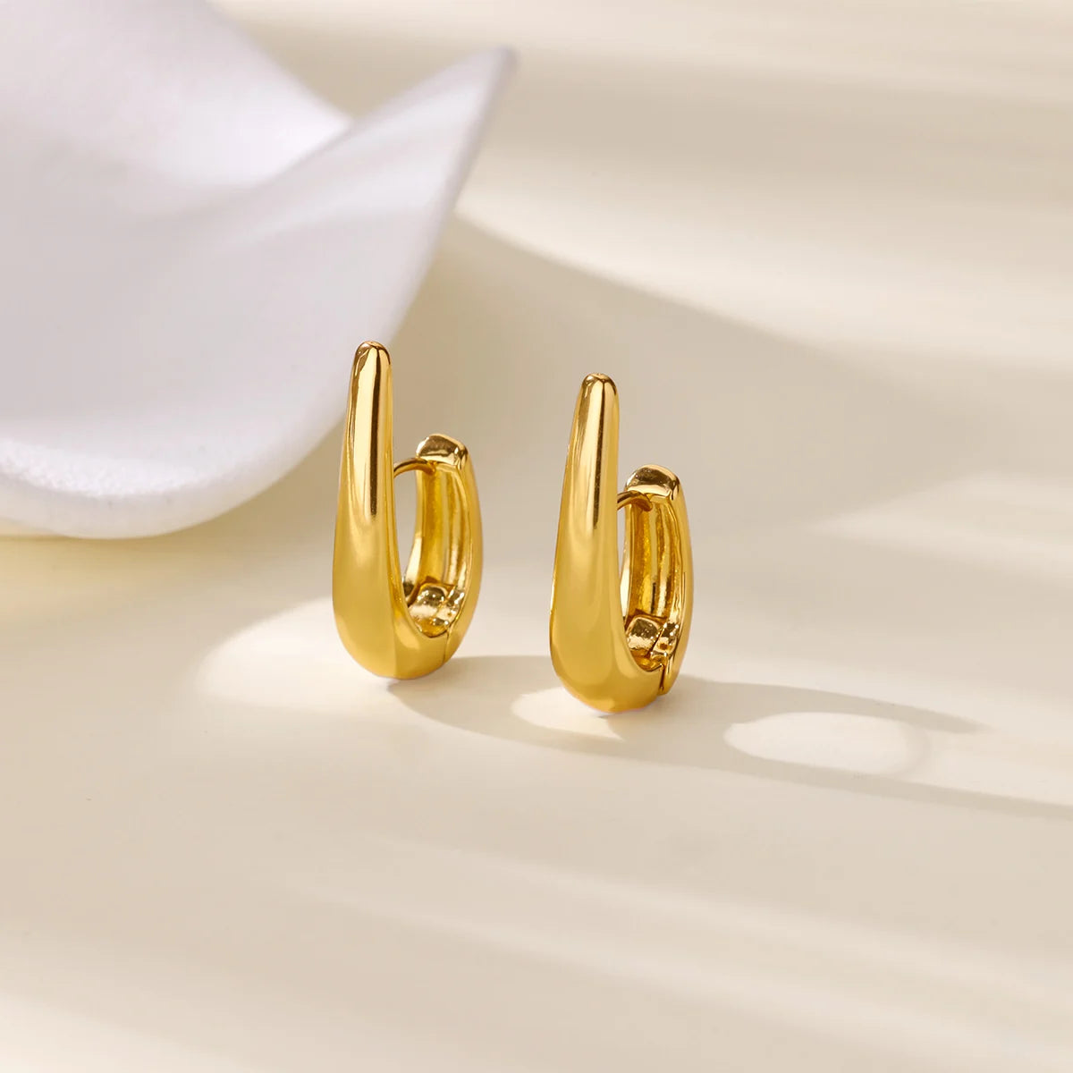 Złote kolczyki hoop — geometryczne, smukłe i nowoczesne