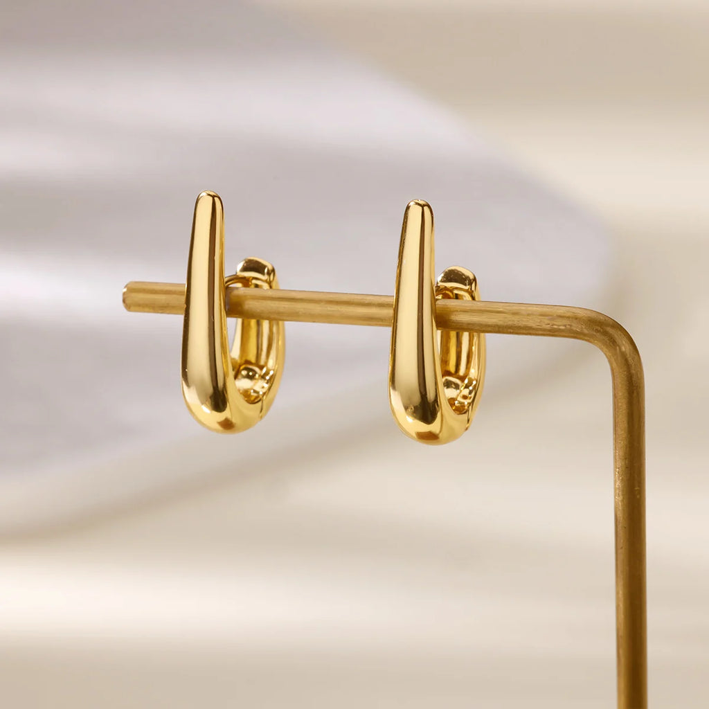 Złote kolczyki hoop — geometryczne, smukłe i nowoczesne