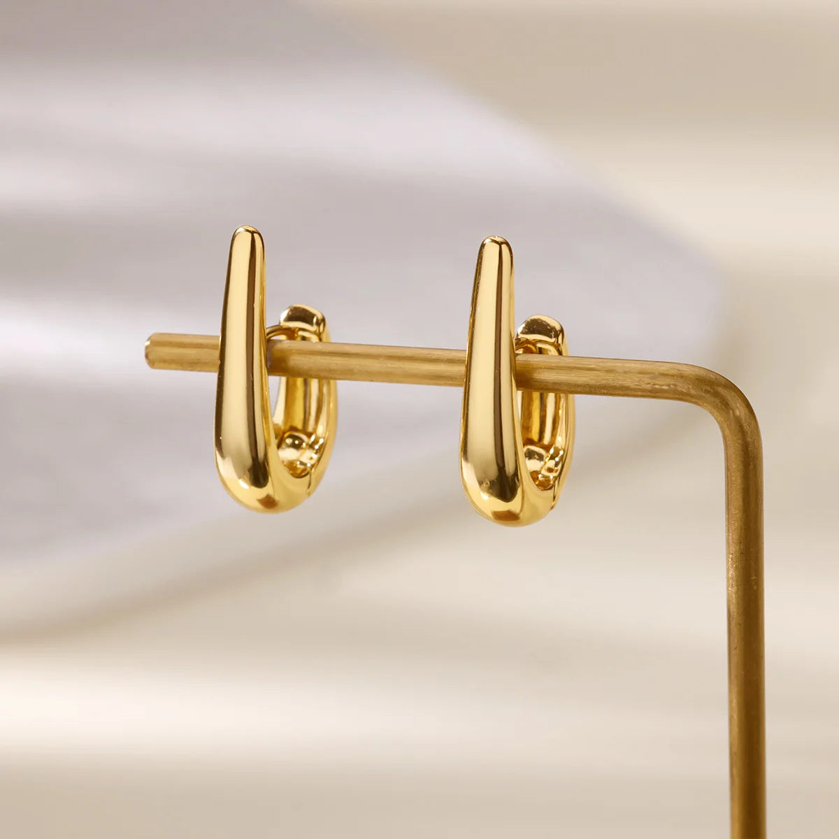 Złote kolczyki hoop — geometryczne, smukłe i nowoczesne