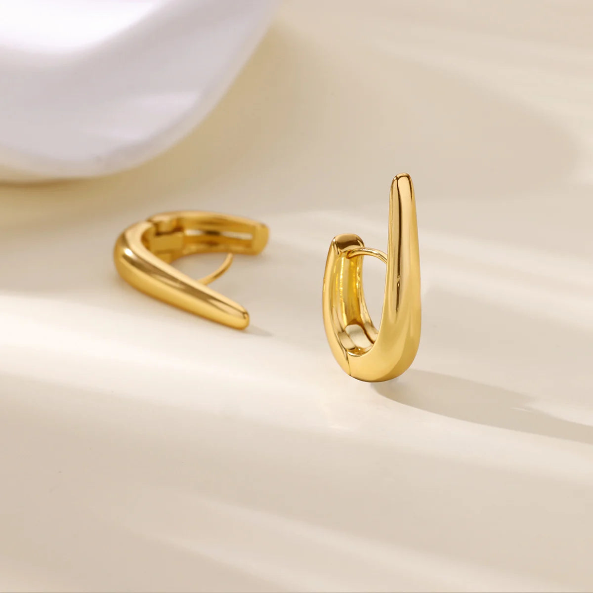 Złote kolczyki hoop — geometryczne, smukłe i nowoczesne