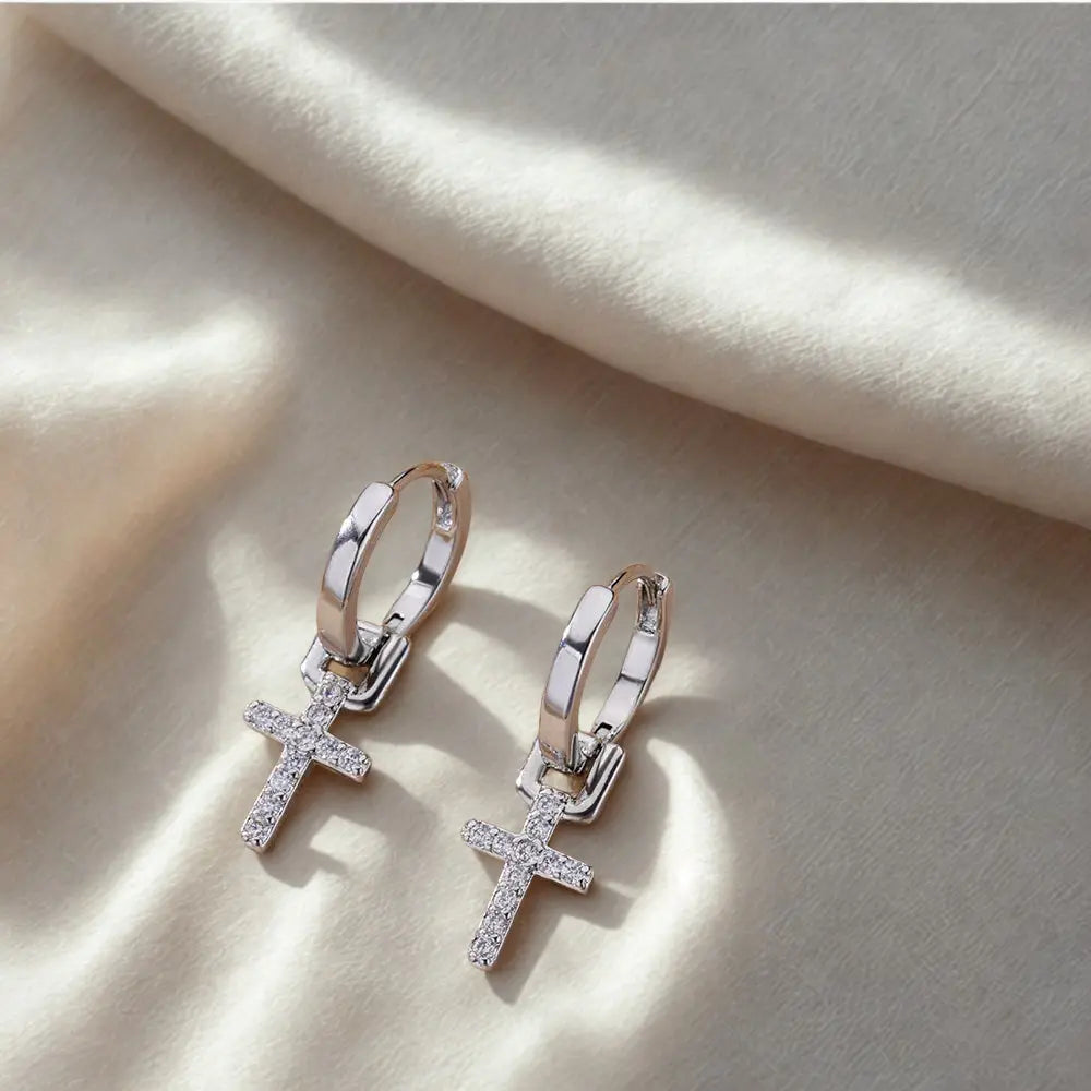 Srebrne kolczyki wiszące z krzyżykami