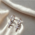 Srebrne kolczyki wiszące z krzyżykami