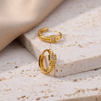 Złote kolczyki koła z kwadratową zawieszką