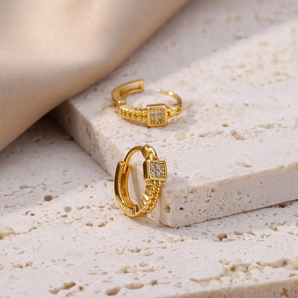 Złote kolczyki koła z kwadratową zawieszką